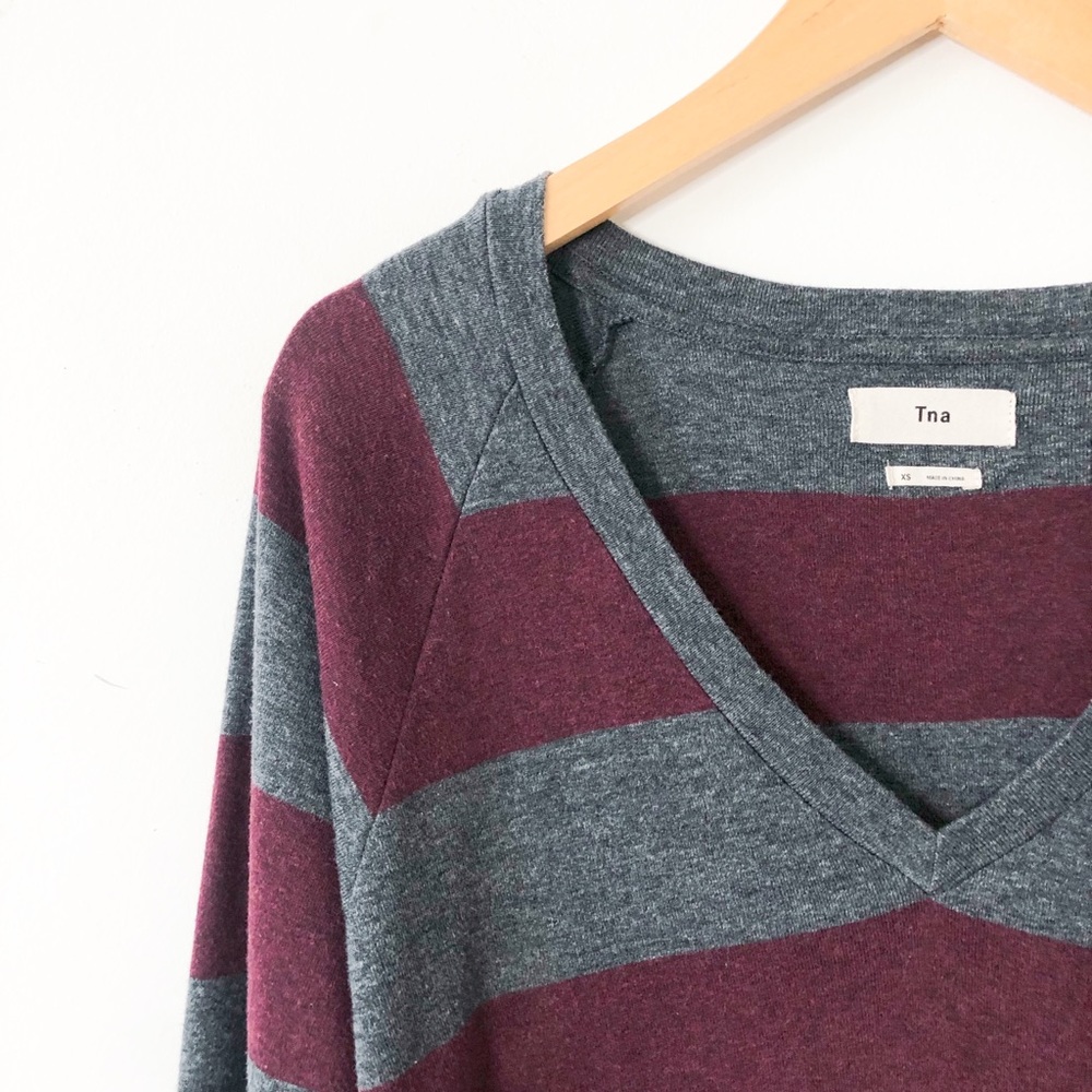 Aritzia TNA Pomona Striped V Neck Oversized Soft Casual T Shirt Rolled Sleeve XS - Picture 3 of 16
